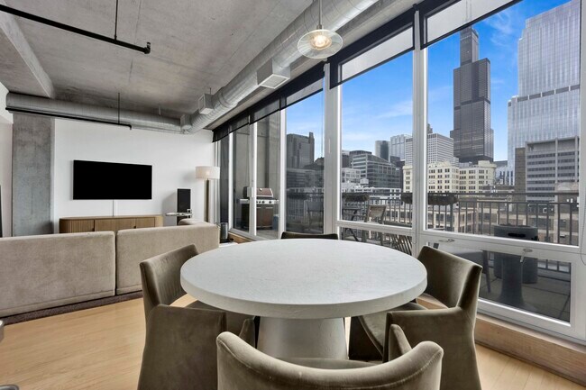 Building Photo - 700 W Van Buren St
