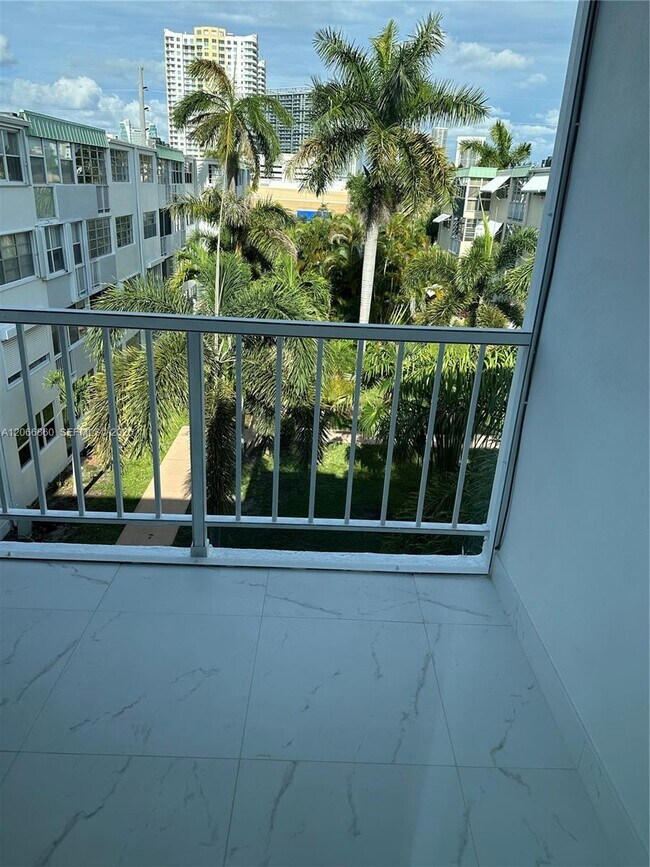 Building Photo - 1333 E Hallandale Beach Blvd