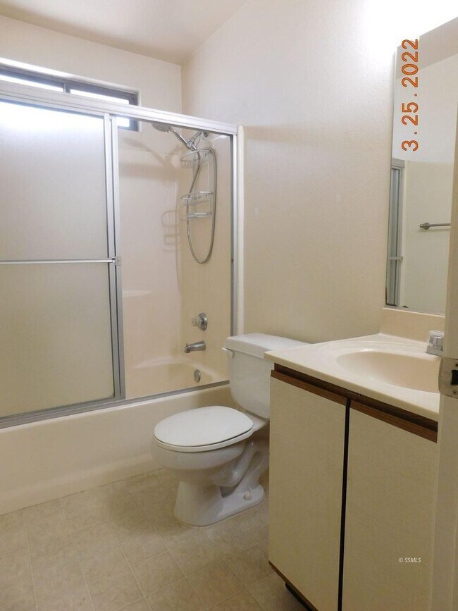 Building Photo - Place 616 W Graaf Ave