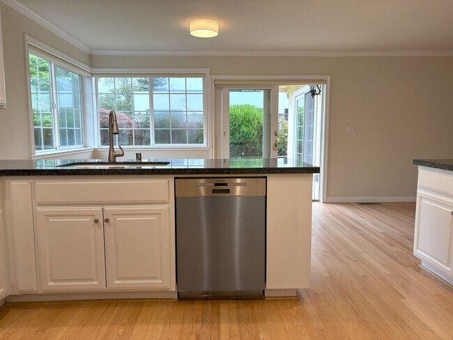 Building Photo - Beautifully Updated 4-Bedroom Home in Prime Mountain View Location!
