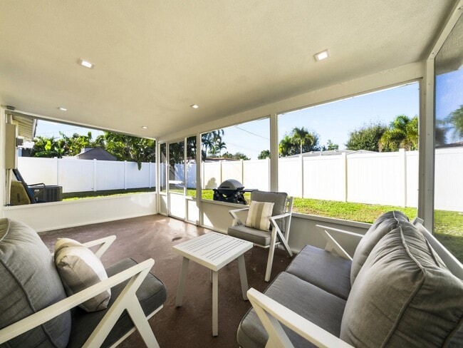 Building Photo - 4751 NE 4th Ave