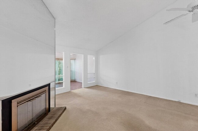 Building Photo - Spacious Townhome with Lake Views on a Pri...