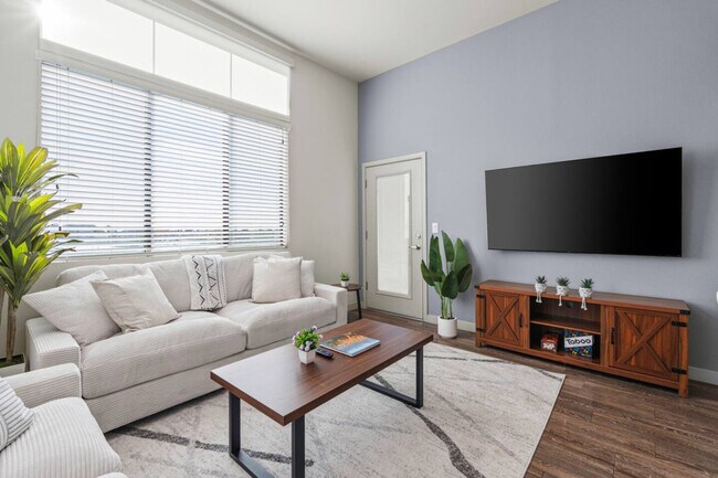 Building Photo - 711 W Broadway Rd