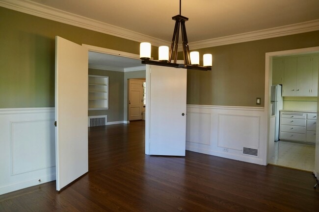 Building Photo - Charming & Spacious 3BR/2BA Lower-Level Ho...