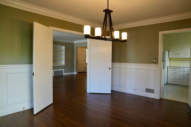 Building Photo - Charming & Spacious 3BR/2BA Lower-Level Home in Prime Baywood Location