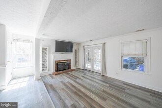 Building Photo - 10 Forestview Ct
