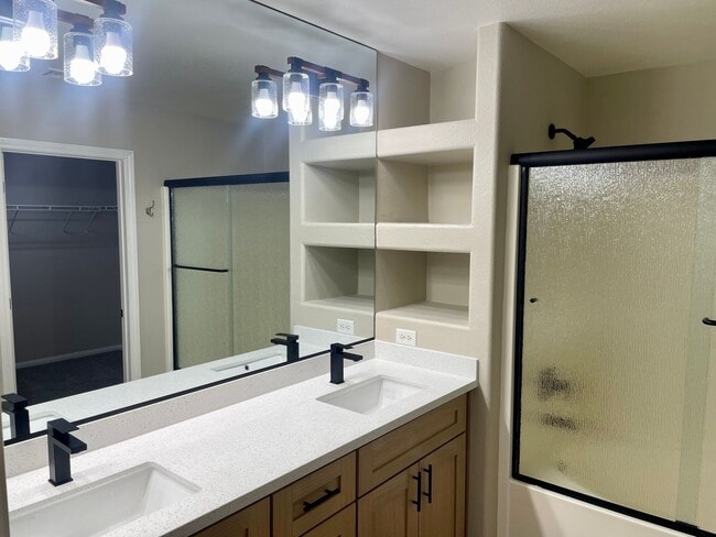 Building Photo - BEAUTIFUL SINGLE STORY HOME IN GATED COMMUNITY OF STALLION MOUNTAIN