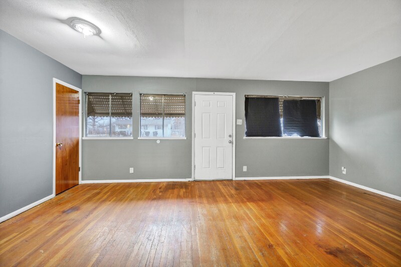 Building Photo - 10508 Lilac Ave