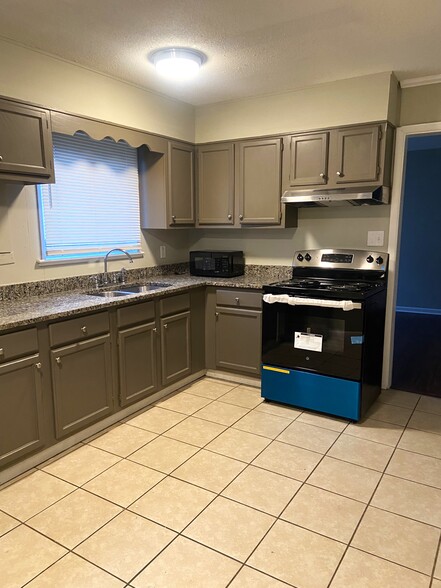 Building Photo - 921 Garywood Pl