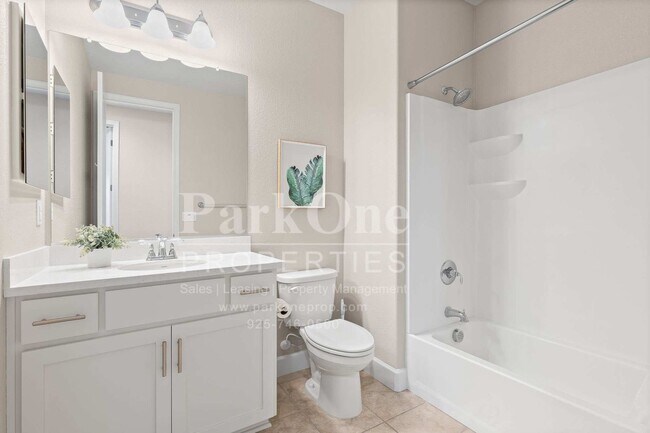 Building Photo - Modern 4-Bedroom Home with Garage in Martinez