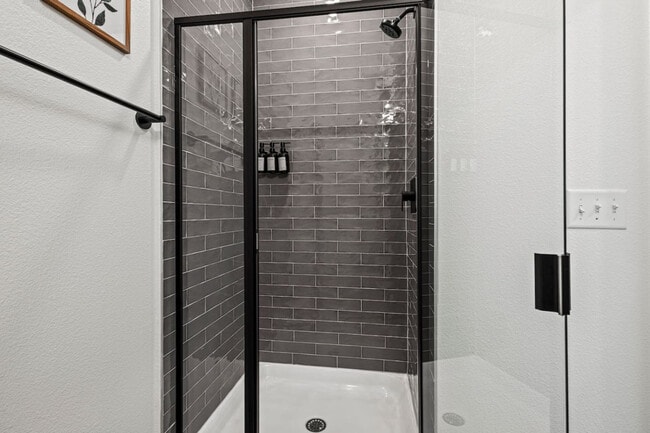 Building Photo - 596 W 9th St