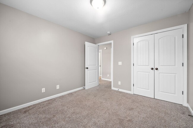 Building Photo - Pet Friendly Three Bedroom!