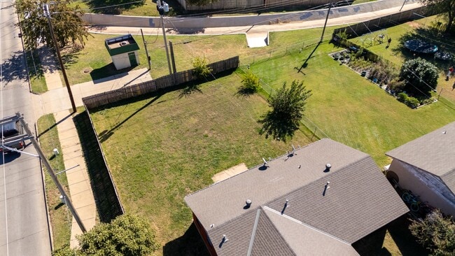 Building Photo - Spacious 4-Bedroom Home with Modern Updates and a Big Yard