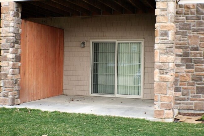 Building Photo - $1,305 | 2 Bedroom, 2 Bathroom | PET Frien...