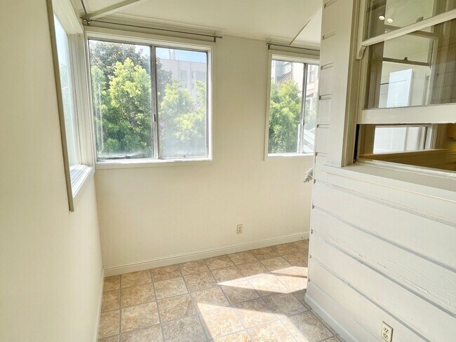 Building Photo - Spacious Studio in the heart of Pacific Heights!  Bonus room!  Laundry! PROGRESSIVE