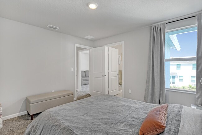 Building Photo - 5648 SE Edgewater Cir