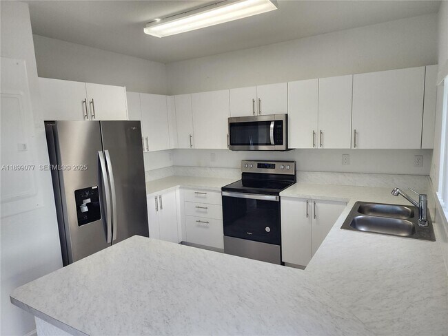 Building Photo - 452 NW 12th Pl