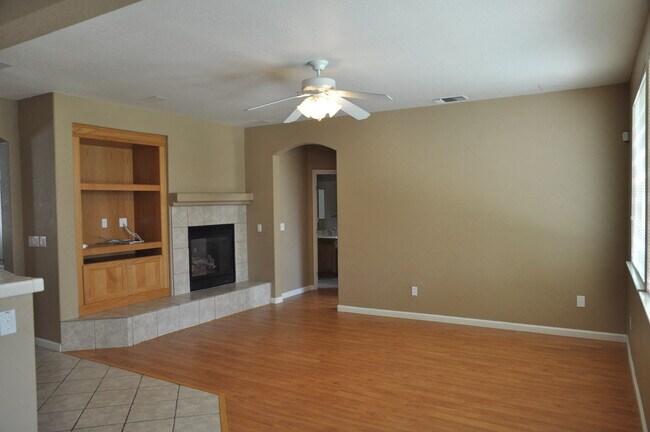 Building Photo - Must See! Cul de Sac Spacious 4 Bedroom