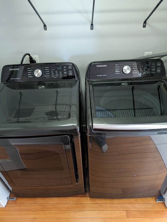 Building Photo - 264 Elm St