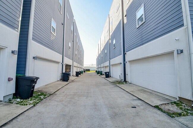 Building Photo - 2103 Engelmohr St
