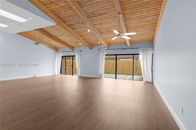 Building Photo - 2627 Parkview Dr S