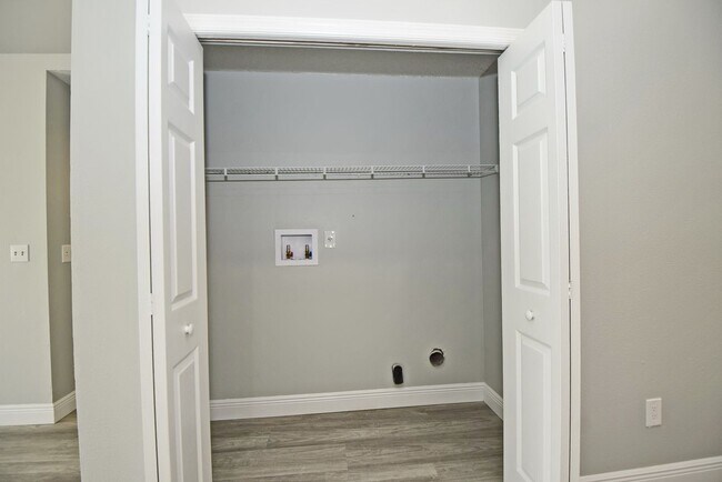 Building Photo - Beautiful Home in Alafaya Woods Totally Re...