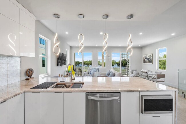 Building Photo - 99 Seaside Ave