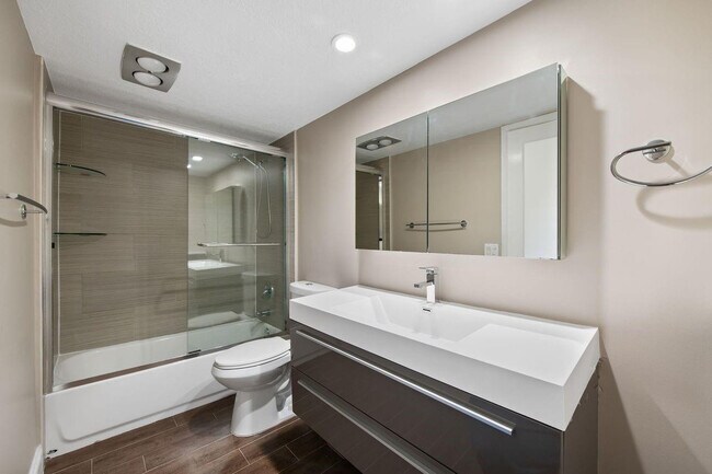 Building Photo - 2851 S Palm Aire Dr