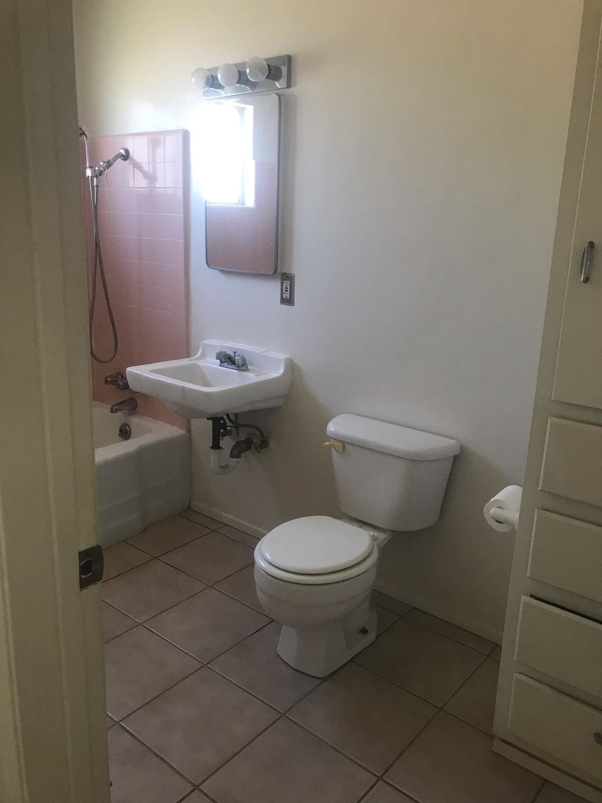 Large bath with tub/shower. - 418 Real Rd