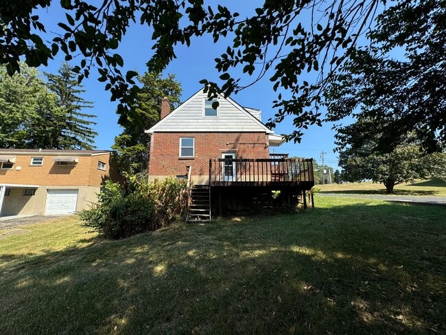 Building Photo - DELHI - Adorable 3bed 2ba brick cape cod