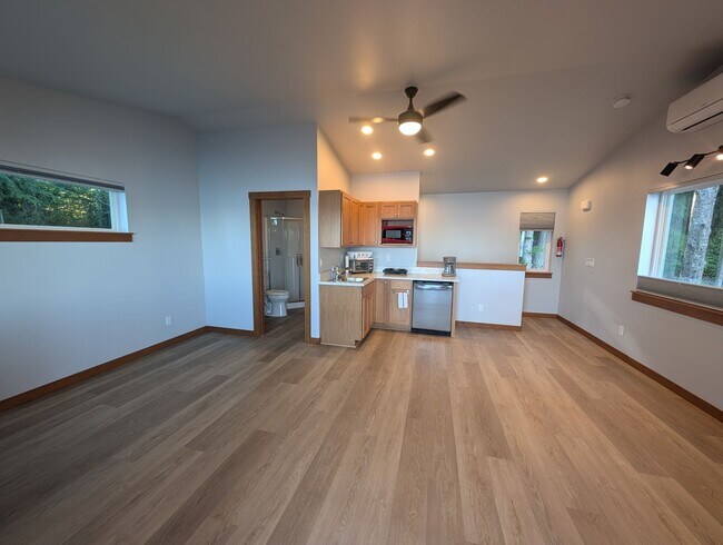 Building Photo - 1525 Colchester Dr E