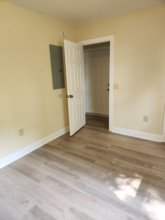 Building Photo - Lovley 3 Bedroom 2 Bath