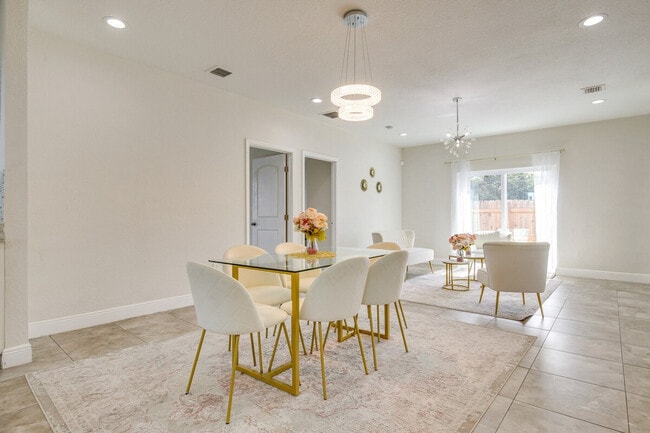 Building Photo - 2601 NW 15th Ct