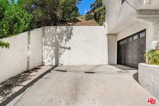 Building Photo - 2041 Roscomare Rd