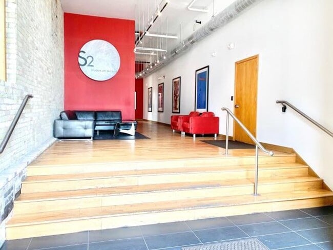 Building Photo - Stunning South 2nd Studio!