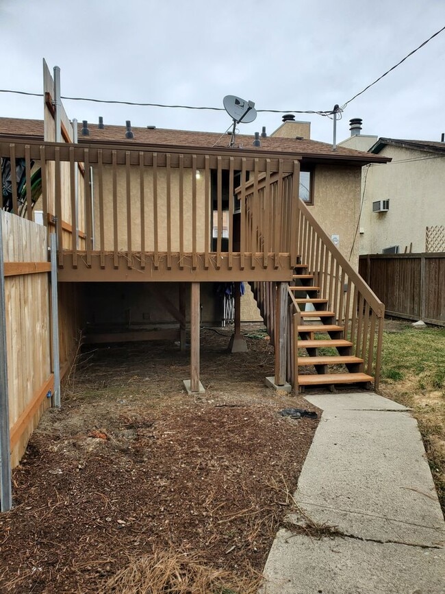 Building Photo - Darling updated duplex