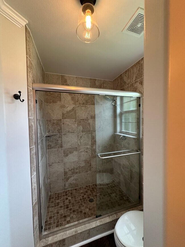 Building Photo - Gorgeous 3 Bedroom 2 Bath home in Piney Z ...