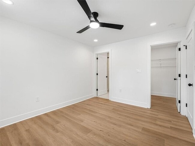Building Photo - 454 Oak Dr SE