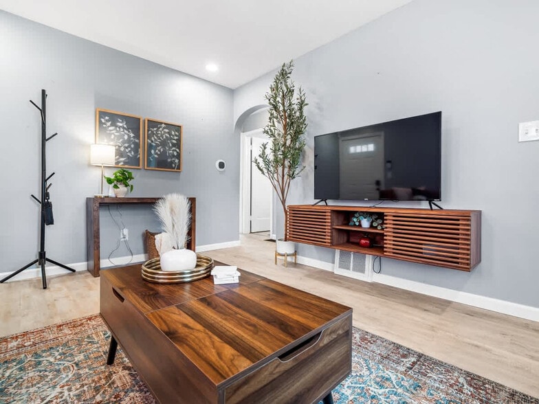 Building Photo - 1906 N Leavitt Rd