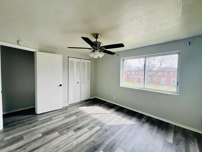 Building Photo - 5970 Glenway Dr