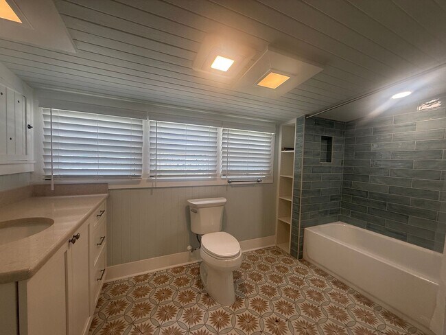Building Photo - Beautifully updated 3 bedroom 3 bathroom home