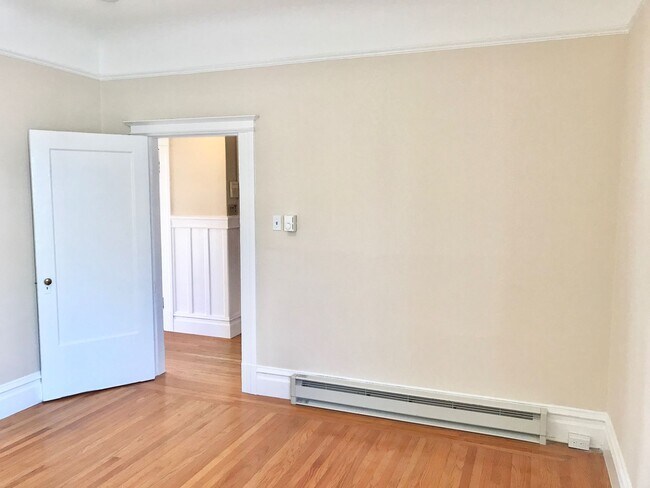Building Photo - Top Floor Huge 4BR Flat, In Unit Laundry i...