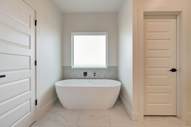 Building Photo - 6101 Kinnick Dr