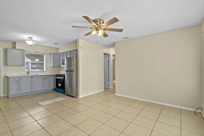 Building Photo - Newly remodeled 2 bedroom, 1 bath in Kissi...