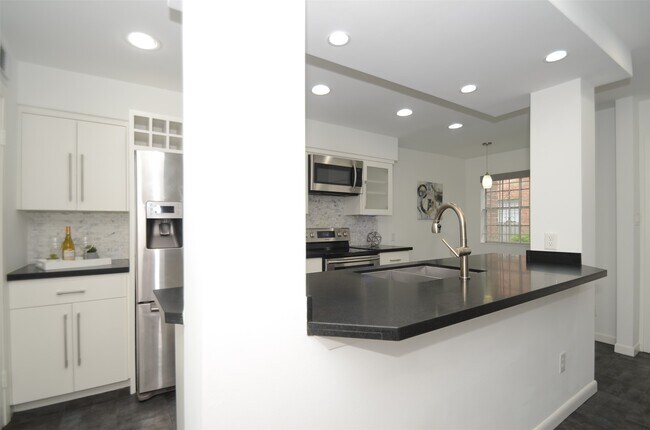 Building Photo - 5524 Beverly Hill St