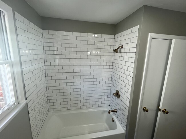 Building Photo - 1913 Boscobel St