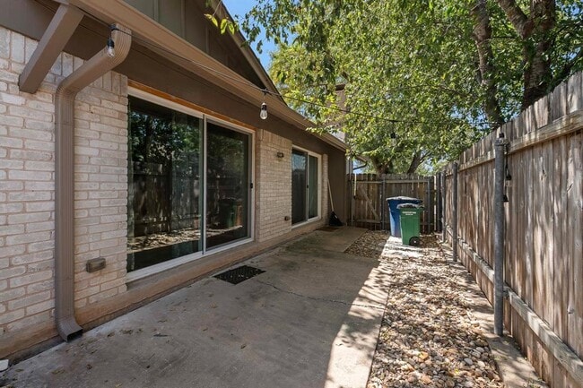 Building Photo - 9011 Quail Valley Dr