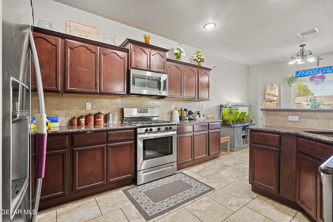 Building Photo - 14560 Meadow Lawn