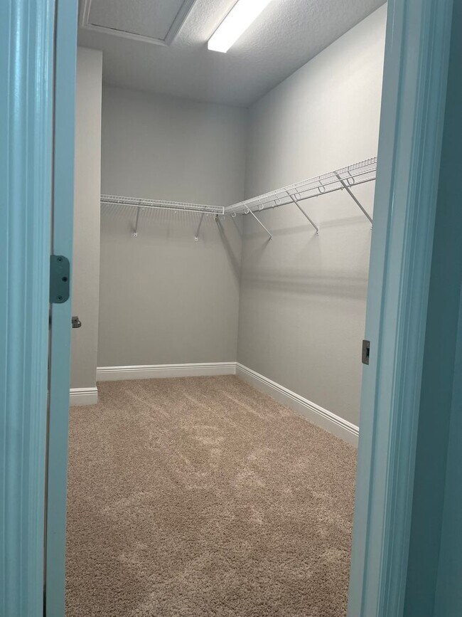 Building Photo - Annual Unfurnished 3 Bedroom, 3.5 Bathroom Townhome adjacent to Downtown Sarasota