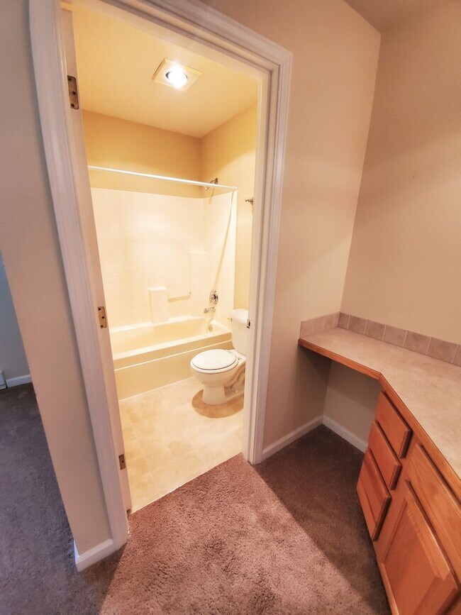 Building Photo - Beautiful Condo in Gilham